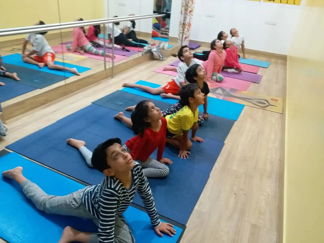 ROLLY'S  YOGA